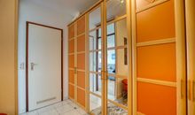 Flur mit Spiegelschrank