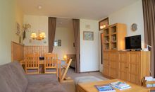 Wohnzimmer mit Ess- und Schlafbereich