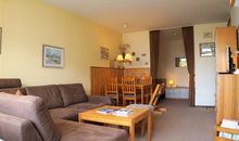 Wohnzimmer mit Ess- und Schlafbereich