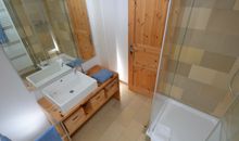 Badezimmer mit Dusche/WC