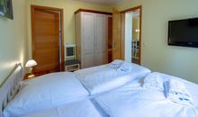Schlafzimmer mit Doppelbett