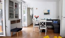 Wohnzimmer mit Essbereich und Küche
