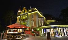 Aussenansicht bei Nacht