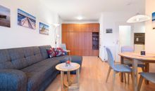 Wohnzimmer mit Schrankbett