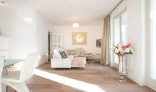 offener Wohn-, Essbereich mit Zugang zum Balkon