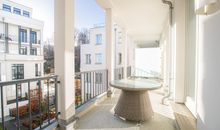 großer Balkon mit Blick in den angelegten Garten Richtung Außenpool