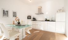 offener Wohn-, Essbereich mit Zugang zum Balkon