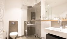 Bad en Suite mit Dusche und Wanne
