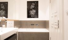 Bad en Suite mit Dusche und Wanne