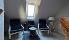Wohnbereich mit Kamin und Schlafcouch (Federkernmatraze)