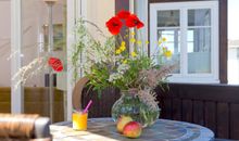 Terrasse mit Liegewiese