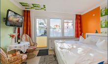 Wohnbereich mit Doppelbett und Sitzecke