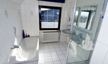 Bad mit Dusche und Wanne (OG)