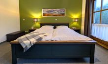 Schlafzimmer mit Doppelbett