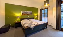 Großzügiges modernes Schlafzimmer