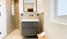 Waschtisch und Zugang zur Dusche