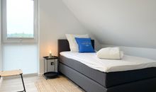 Schlafen 4 mit Boxspringbett (120x200) mit elektrischen Außenjalousien
