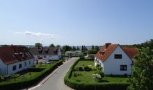 Dünenrose und Tuttelduuv unter Reet mit Kamin und Garten
