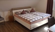 Schlafzimmer mit Doppelbett