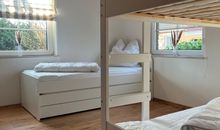 KInderzimmer mit Etagenbett und ausziehbarem Einzelbett
