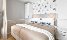 Wohnzimmer mit Doppelbett