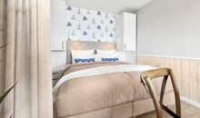 Wohnzimmer mit Doppelbett