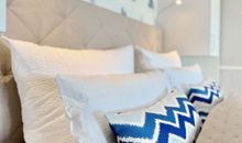 Wohnzimmer mit Doppelbett
