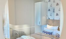 Wohnzimmer mit Doppelbett