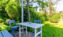 Terrasse mit Gartenmöbeln