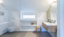 Badezimmer mit Waschtisch und WC