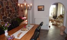 Küche mit Durchgang zum Wohnzimmer