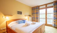 Das erste Schlafzimmer mit Doppelbett