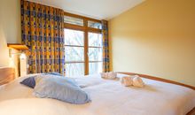 Das erste Schlafzimmer mit Doppelbett
