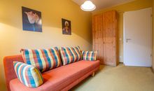 Das zweite Schlafzimmer mit Schlafcouch und Kleiderschrank