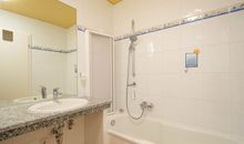 Das Bad mit Badewanne
