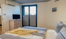 Doppelbett mit TV