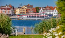 Blick auf die Stadt Kappeln und Ausflugsschifffahrt.