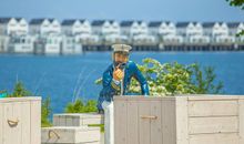 Promenade im Ostseeresort Olpenitz mit Ausblick auf den Hafen.