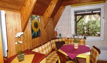 Wohnzimmer mit offener Küche