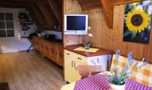Wohnzimmer mit offener Küche
