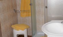 Badezimmer mit Dusche