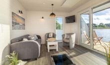 Sofaecke und Durchgang zum zweiten Schlafzimmer