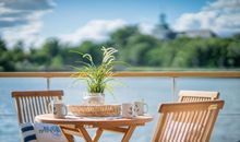 Sofa und Durchgang auf den Balkon