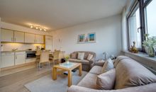 Flur mit Durchgang zum Wohnzimmer