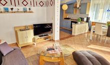 Wohnzimmer mit Blick in die Küche