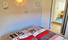 Schlafzimmer mit Doppelbett