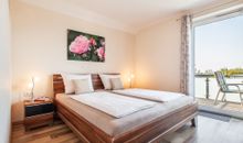 Schlafzimmer mit Zugang zum Balkon