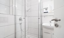 Bad mit Dusche und WC