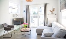 Wohnzimmer mit Schlafsofa, TV, Musikanlage