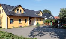 Hausansicht hinten mit Parkplatz